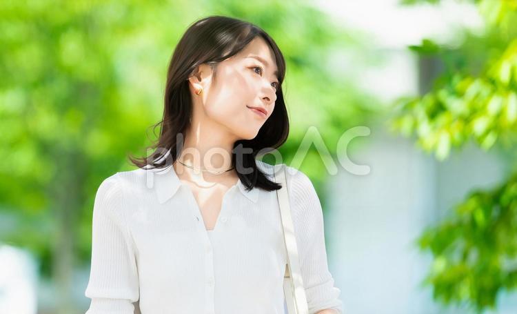 屋外を歩く笑顔の女性・ビジネスウーマン 女性,歩く,夏の写真素材