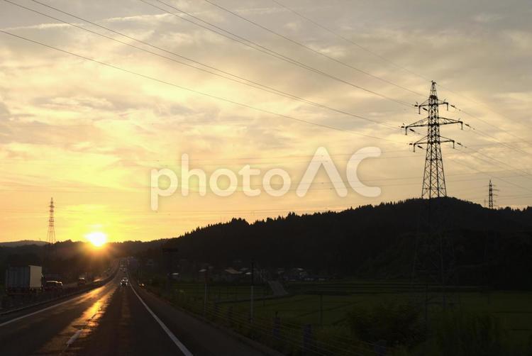 夕焼けと山のシルエット 夕焼け,山,鉄塔の写真素材