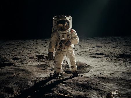 宇宙服をまとった宇宙飛行士の壮大な眺め 宇宙服をまとった宇宙飛行士の壮大な眺めの写真