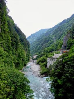 山間の川 山間の川の写真
