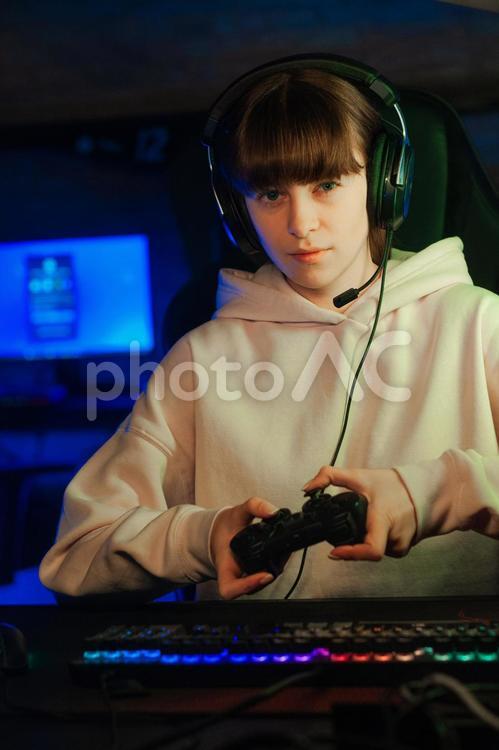 集中して真剣にゲームをする女性のカメラ目線 ゲーマー,レインボー,人物の写真素材