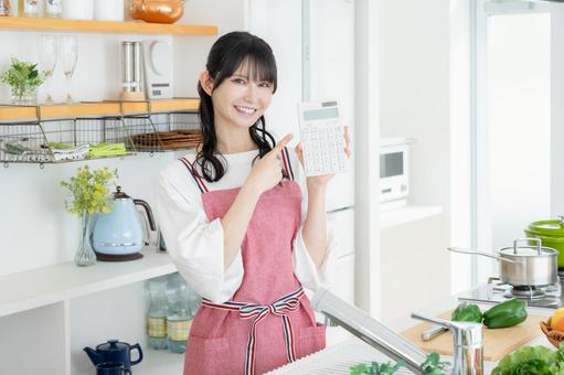 キッチンで料理を作るミドルの女性 キッチンで料理を作るミドルの女性 料理,女性,ミドルの写真素材