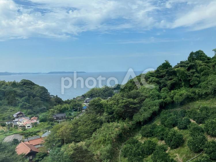 車窓から山と海を望む 海,風景,自然の写真素材