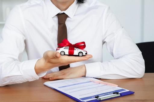 リボンを巻いた車の模型 保険業,事務職,接客業の写真素材