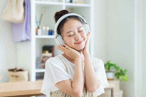 音楽を聴く若い女性 音楽を聴く若い女性の写真