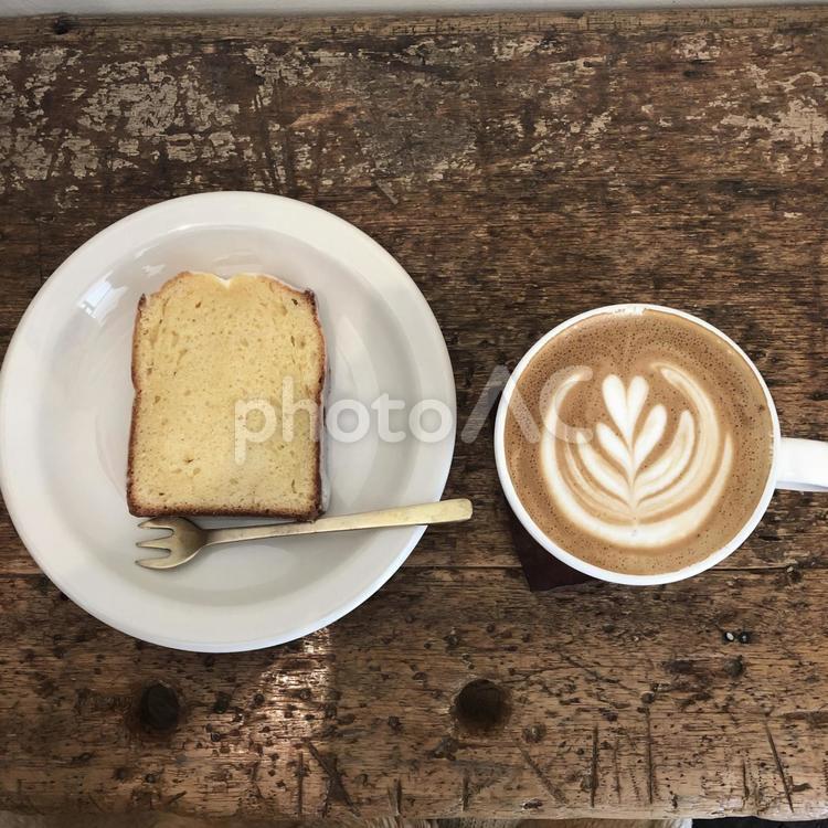 カフェ時間を彩る、至福のスイーツ ラテアート,カフェラテ,コーヒーの写真素材