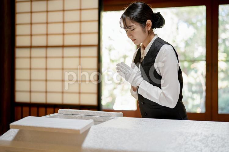 仏衣を着せる葬儀スタッフ（納棺師・合掌） 納棺師,美粧衛生師,湯灌師の写真素材