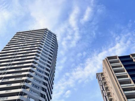 マンションを見上げる マンションを見上げる マンション,見上げる,ビルの写真素材