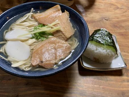 沖縄そばとおにぎり 沖縄そばとおにぎりの写真