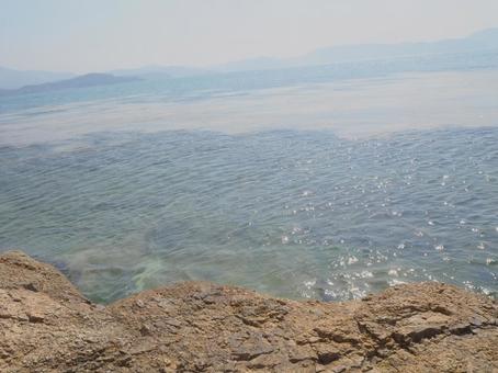 岩場の波打ち際 岩場の波打ち際の写真