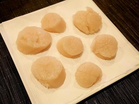 大きいホタテ貝柱の刺身(青森県の野牛産) 大きいホタテ貝柱の刺身(青森県の野牛産)の写真