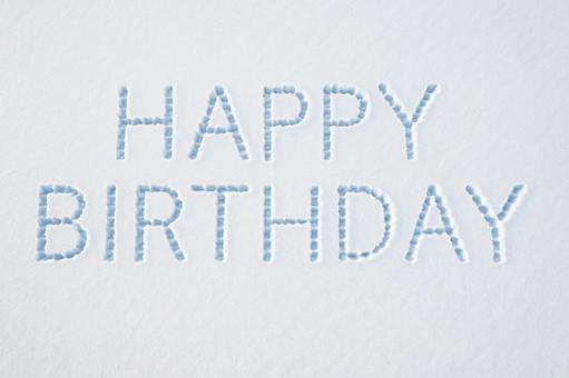 雪の上のハッピーバースデーの文字 雪の上のハッピーバースデーの文字の写真