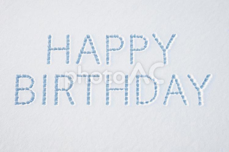 雪の上のハッピーバースデーの文字 雪,文字,英語の写真素材