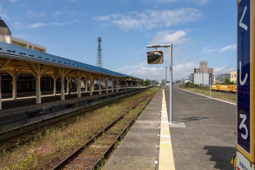 縦書きの駅名標と9月の秋空とホーム 釧路駅,駅,鉄道の写真素材