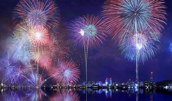 鮮やかな湖上打ち上げ花火/松江水郷祭 鮮やかな湖上打ち上げ花火/松江水郷祭 花火,夏,風物詩の写真素材