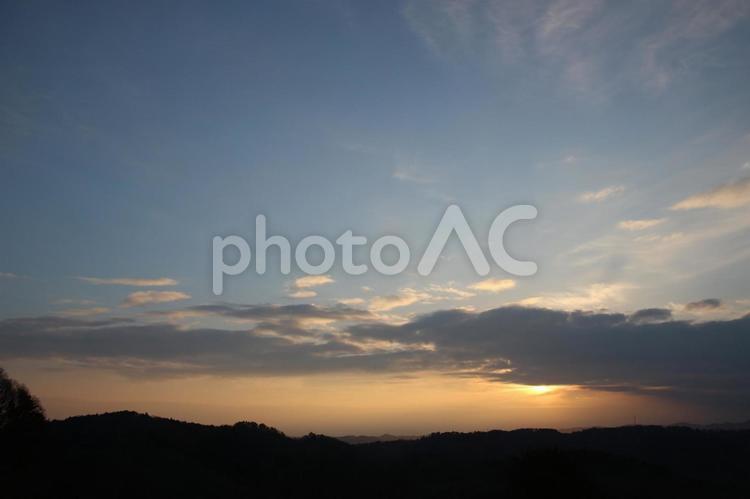 日の出前の朝焼けした空 朝焼け,夜明け,早朝の写真素材