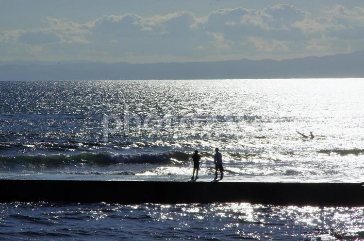 湘南・海辺のシルエット 湘南,鵠沼海岸,海の写真素材