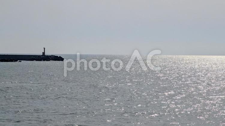 防波堤灯台と穏やか海 空,海,風景の写真素材