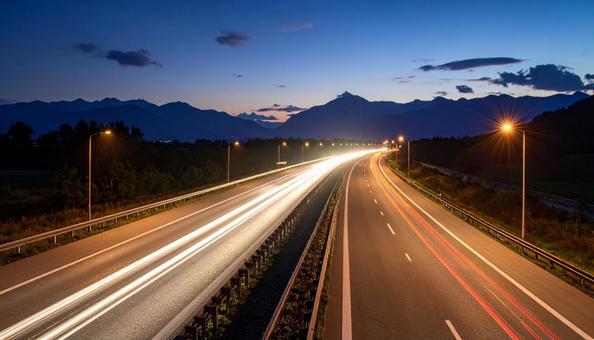 ヘッドライトの光の帯 ハイウェイの夜景 ヘッドライトの光の帯 ハイウェイの夜景 の写真