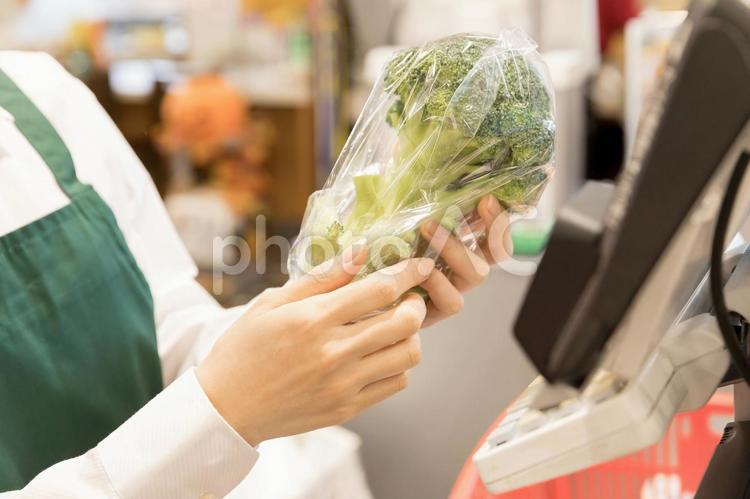 スーパーのレジで会計シーン スーパー,女性,日本人の写真素材