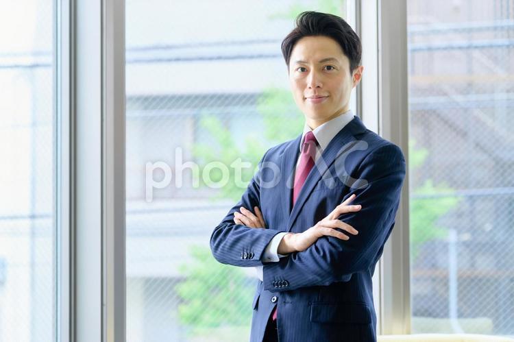 腕組みするビジネスマン　会社員 ビジネスマン,ビジネス,腕組みの写真素材