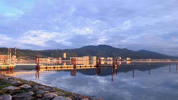 早朝朝日を浴びる湖畔の観光ホテル群と桟橋 琵琶湖,初秋,早朝の写真素材