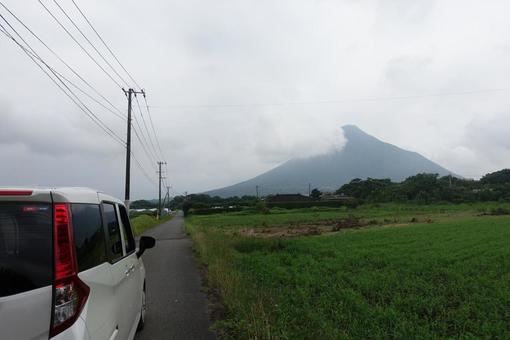 開聞岳と車の写真