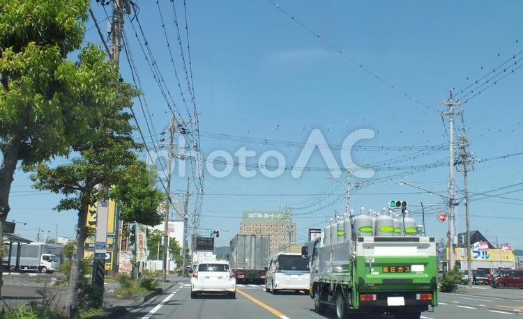 街路樹の新緑　ガスボンベ配達のトラック 街路樹,グリーン,生き生きの写真素材