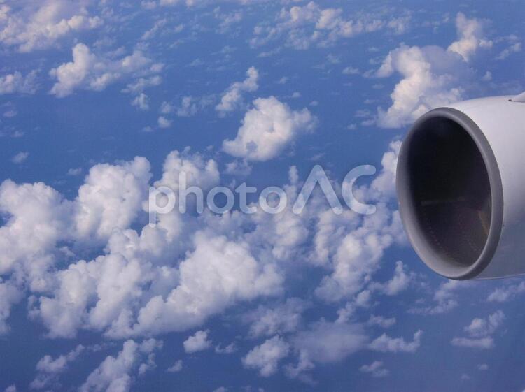 飛行機の窓から見えるエンジンと青空 エンジン,旅客機,空の写真素材