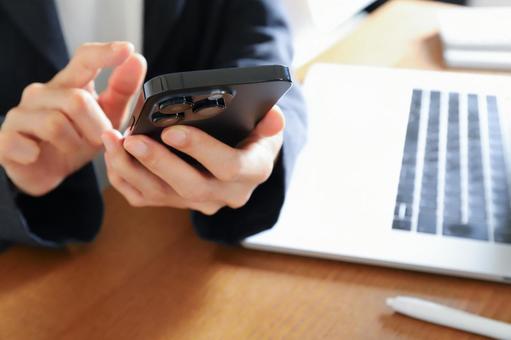 スマートフォン　リモートワーク スマートフォン,スマホ,リモートワークの写真素材