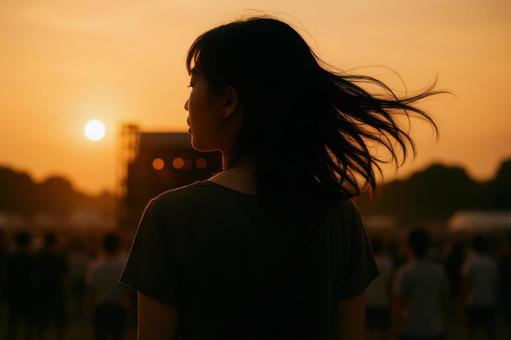 髪が風に揺れる後ろ姿 髪が風に揺れる後ろ姿の写真