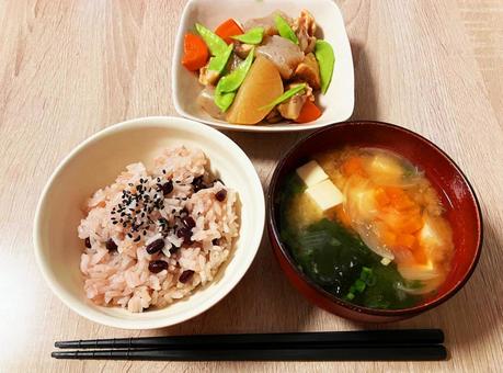赤飯とみそ汁と煮物 赤飯,御祝い,煮物の写真素材