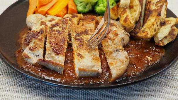 自家製・ポークステーキのカレーソース添え ポークステーキ,カレーソース,自家製の写真素材