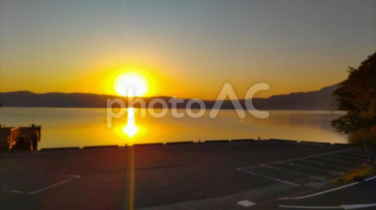 夕陽と十和田湖 夕焼け,風景,青森の写真素材