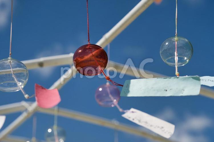 夏の空に赤い風鈴 風鈴,空,雲の写真素材