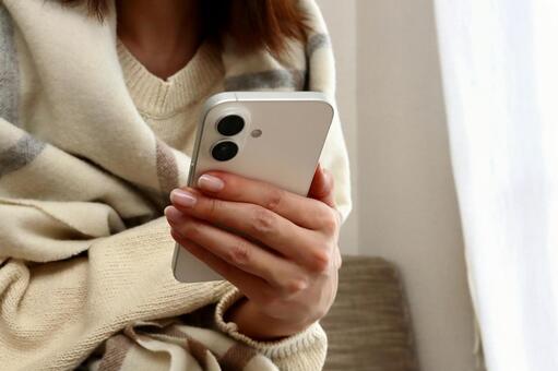 スマホを持つ女性 スマホ,女性,ビジネスの写真素材