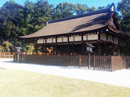 京都 上賀茂神社  境内 建物 風景 紅 京都,上賀茂神社,境内の写真素材