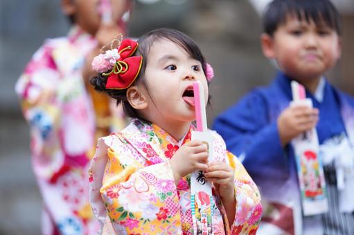 七五三のお祝いで飴をなめる子供たち 七五三のお祝いで飴をなめる子供たち 七五三,お参り,七五三参りの写真素材