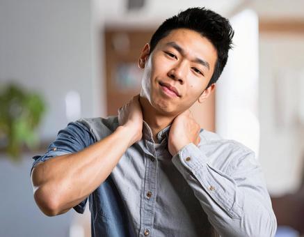 寝違えて首痛に苦しむ男性 寝違えて首痛に苦しむ男性の写真