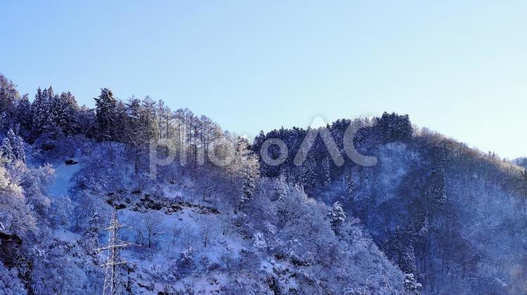 新潟県湯沢町国道17号沿いから見た風景 冬,望遠,霧氷の写真素材