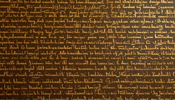 黒色の壁に刻まれた金色の文字 黒色の壁に刻まれた金色の文字の写真