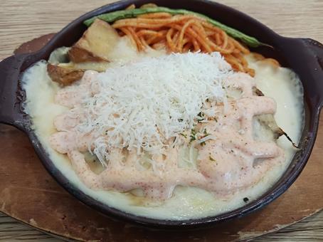 明太子グラタンと特盛チーズ洋食プレート 明太子グラタンと特盛チーズ洋食プレートの写真
