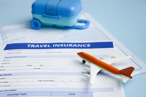 旅行の保険モチーフ　トランク 契約,申請,記入用紙の写真素材