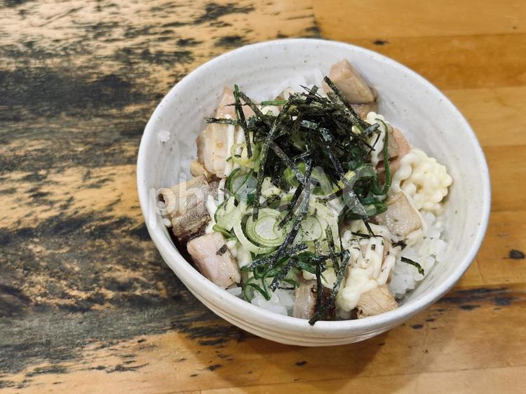ネギ塩マヨ香るチャーシュー丼 チャーシュー丼,ネギ塩マヨ,丼ものの写真素材