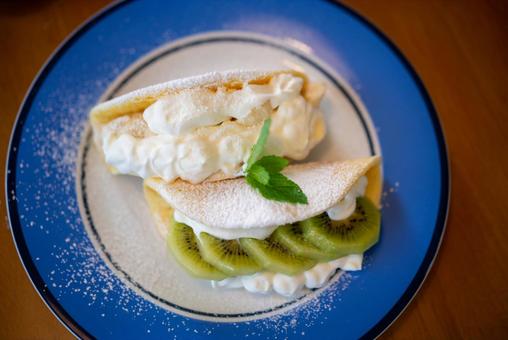 キウイとホイップクリームのクレープ デザート,スイーツ,クレープの写真素材