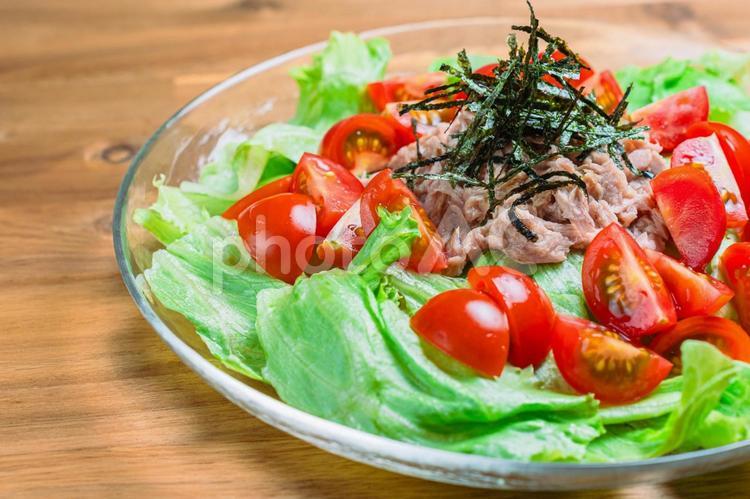 ツナとトマトの和風レタスサラダ サラダ,ツナ,トマトの写真素材