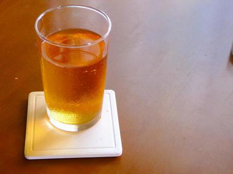 汗をほんのりかいた冷茶 汗をほんのりかいた冷茶 冷茶,涼やか,コースターの写真素材