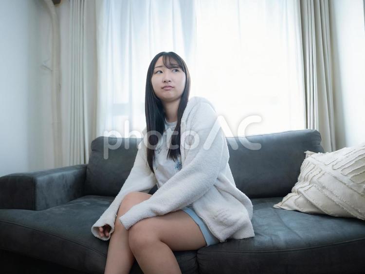 16：寝起きの女の子 ぼんやり,寝起き,目覚めの写真素材