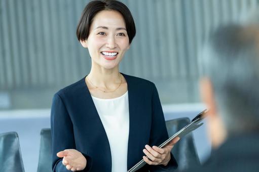 打ち合わせするビジネスウーマン 打ち合わせするビジネスウーマン 商談,契約,笑顔の写真素材