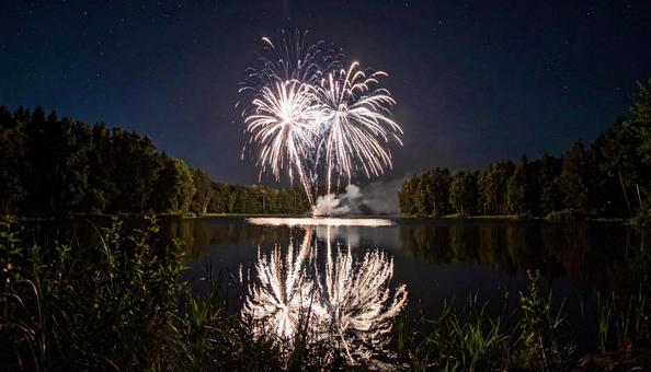 湖畔の花火 湖畔の花火の写真